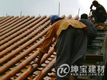 農村屋頂蓋琉璃瓦的坡度多少？多少錢一塊？安裝步驟是什么？